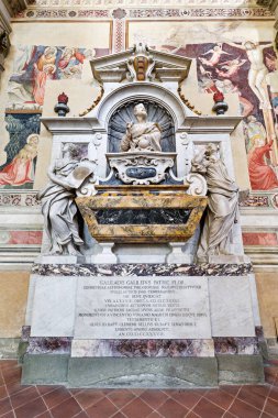 Ziyaretçiler Floransa, Toskana 'da önemli bir yer olan Bazilika di Santa Croce' daki Galileo 'nun mezarının yanında duruyorlar..