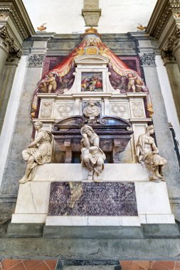 Michelangelo Buonarroti 'nin mezarı Santa Croce Bazilikası' nda yer almaktadır. Sergide sanatçıyı onurlandıran heykeller ve yazıtlar yer alıyor..