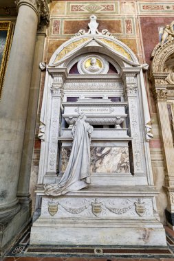 Gioacchino Rossini 'nin mezarı Floransa, Toskana' daki Basilica di Santa Croce 'da yer almaktadır. Karmaşık tasarımı ve tarihi vurgular..