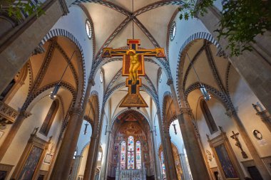 Ziyaretçiler Floransa 'daki Santa Maria Novella Kilisesi' nin içini takdir ediyorlar. Kilisede uzun kemerler, renkli camlar ve büyük bir haç bulunur..