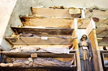 Ziyaretçiler Palermo 'daki Capuchin yeraltı mezarlarını keşfederek, farklı dönemlerden ve geçmişlerden gelen açık tabutlardaki tarihi mumyaları gözlemlediler..