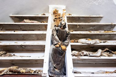 Turistler Palermo 'daki Capuchin Yeraltı Mezarlığı' ndaki iskelet kalıntılarına ve mumyalara bakıyorlar. Bu site geçmişten kalma tarihi gömme uygulamalarını gösteriyor..