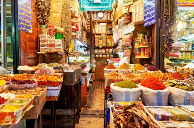 İnsanlar Şam 'daki El-Hamidiyah Souq' u ziyaret ediyor. Dükkanlarda açık pazarda baharatlar, fındıklar ve şekerler sergileniyor. Atmosfer canlı ve hareketli..