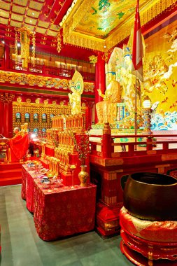 Singapur 'daki Thian Hock Keng Tapınağı' nda insanlar renkli sunaklar ve dekorasyonlar görüyorlar. Alan aktivite ile meşgul..