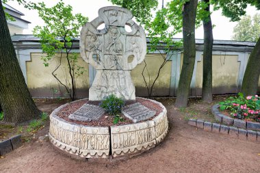 Mussorgsky 'nin Tikhvin mezarlığındaki mezarının etrafı ağaçlar ve çiçeklerle çevrili..