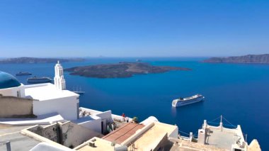 Santorini, Yunanistan: Beyaz yıkanmış binalar volkanik kayalıklardan taşarak Ege Denizi ve popüler bir turizm beldesi olan Caldera 'nın çarpıcı manzaralarını sunuyor.