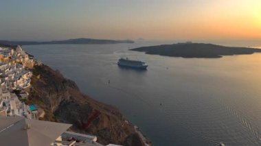 Fira, Santorini, Yunanistan: Beyaz yıkanmış binalar ve oteller kaldera kayalıklarına yapışarak turist ve sakinlere Ege Denizi 'nin çarpıcı manzarasını sunuyorlar.