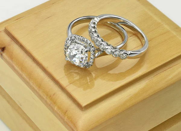 Par de anillos de diamantes Anillo de diamantes de halo de talla cojín vintage con anillo de boda de diamantes en caja de anillo de madera —  Fotos de Stock