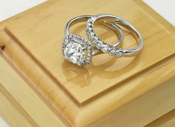 Paire d'anneaux en diamant Vintage coussin coupe Halo bague en diamant avec bague de mariage diamant sur boîte à bague en bois Images De Stock Libres De Droits