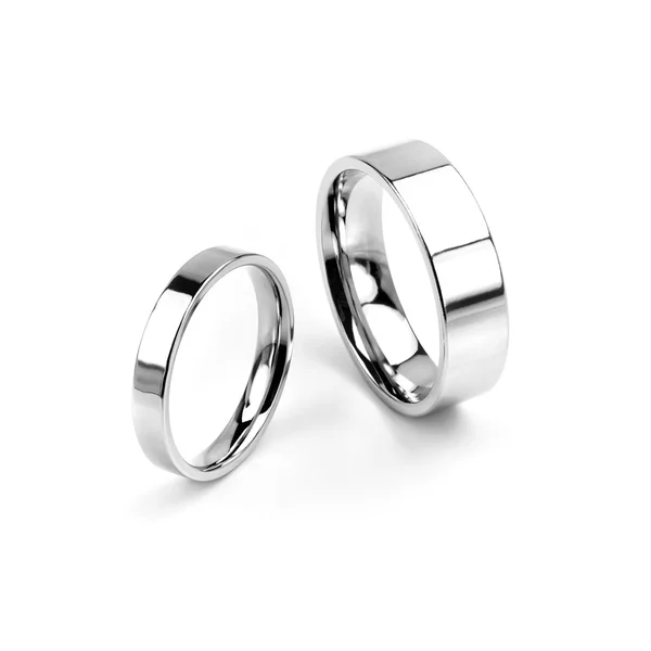 Par de anillos de boda, anillos de novia y novio en plata sobre fondo blanco —  Fotos de Stock