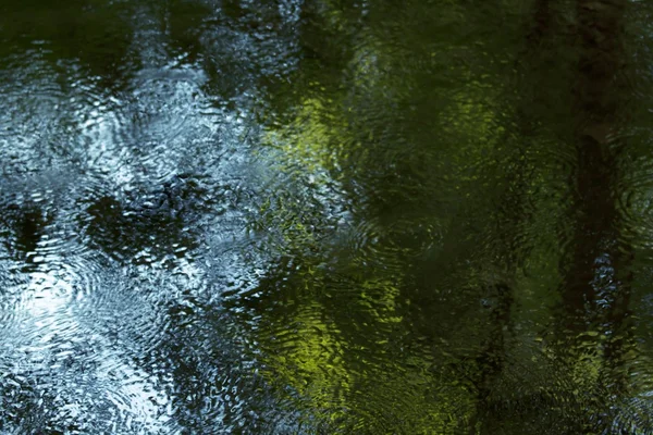 水の上の抽象的な光の効果 — ストック写真