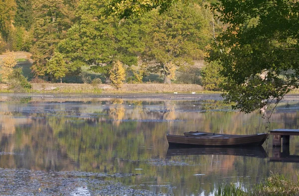 Verlaten boten in lake — Stockfoto