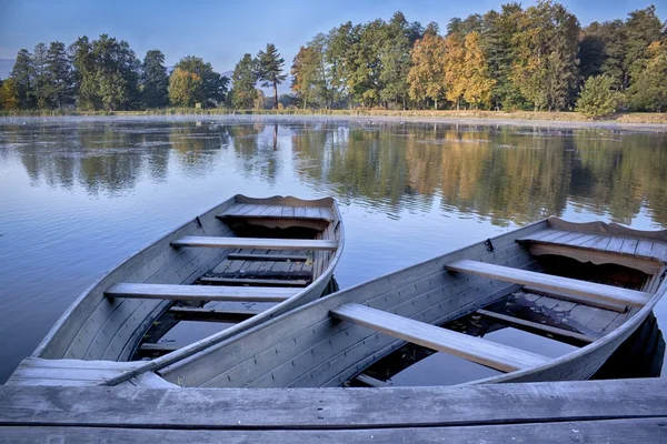 Verlaten boten in lake — Stockfoto