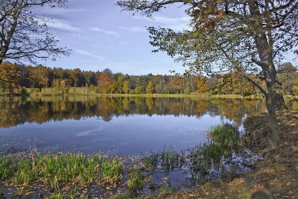 Sjön i höstfärger — Stockfoto