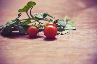 rustik ahşap zemin üzerinde domates