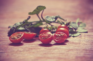 rustik ahşap zemin üzerinde domates