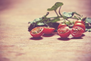 rustik ahşap zemin üzerinde domates