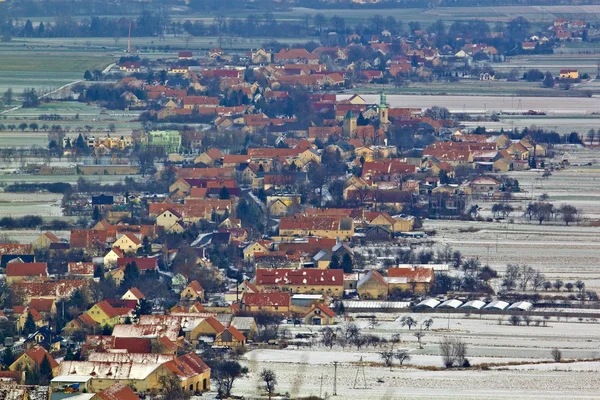 Widok z lotu ptaka overvillage w okresie zimowym — Zdjęcie stockowe