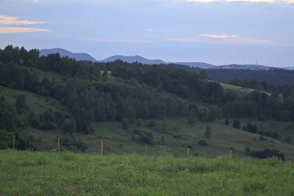 Landschaft in den polnischen Bergen suchen - trockene Berge — Stockfoto