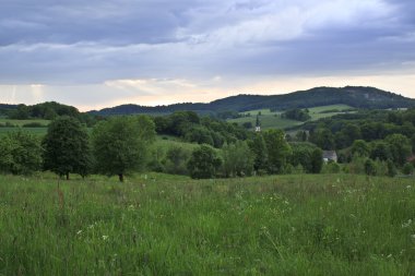 Küçük kilise - hdr ile kırsal manzara