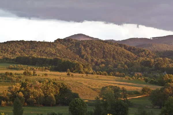 Soirée, ciel d'été à Kaczawskie Mountains, Pologne . — Photo