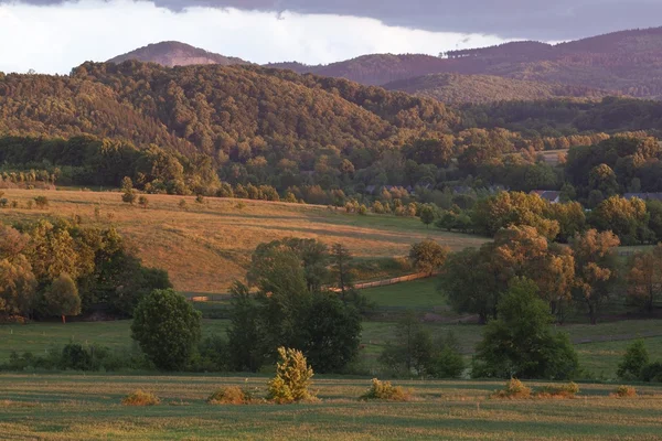 Tarde, cielo de verano en las montañas Kaczawskie, Polonia . —  Fotos de Stock