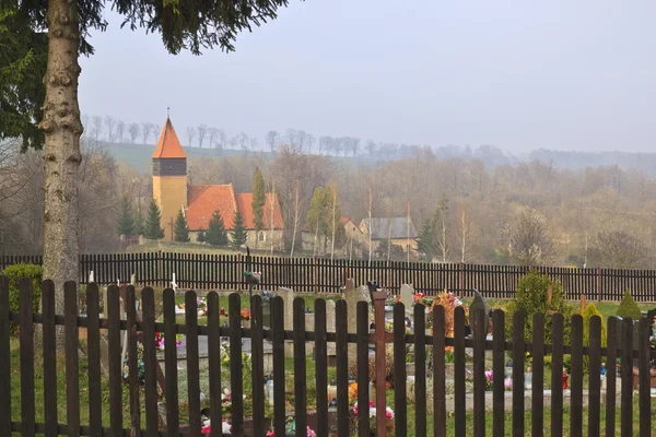 Kleine dorpskerk — Stockfoto