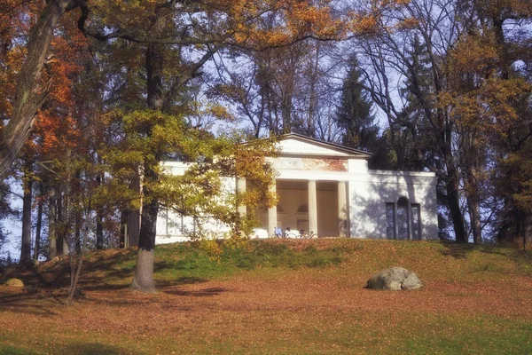 Wit, oud gebouw in het park — Stockfoto