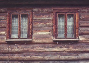 Eski ahşap evde kare Windows yakın çekim