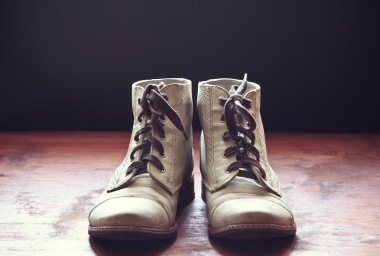 Ahşap zemin üzerinde kahverengi deri ayakkabı