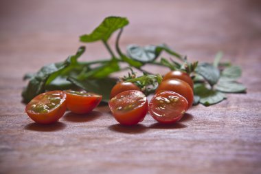 rustik ahşap zemin üzerinde domates
