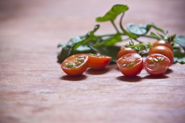 rustik ahşap zemin üzerinde domates