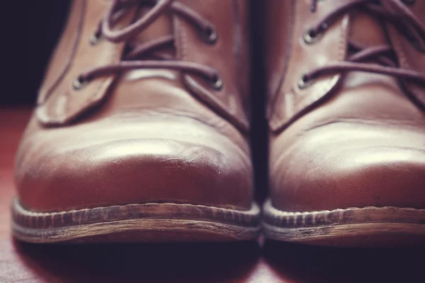木の床に茶色の革の靴 — ストック写真