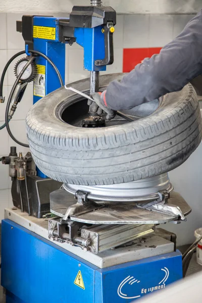 Mechanic Gray Uniform Red Gloves Removing Tire Rim Change Workshop — Stock Photo, Image