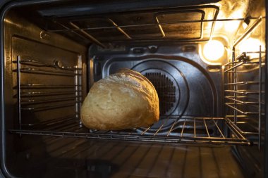 Fırındaki pişirme işlemi sırasında un ile kahverengileştirilmiş ekmek..