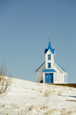 Mavi ve beyaz kilise kırsal, North Iceland'deki /