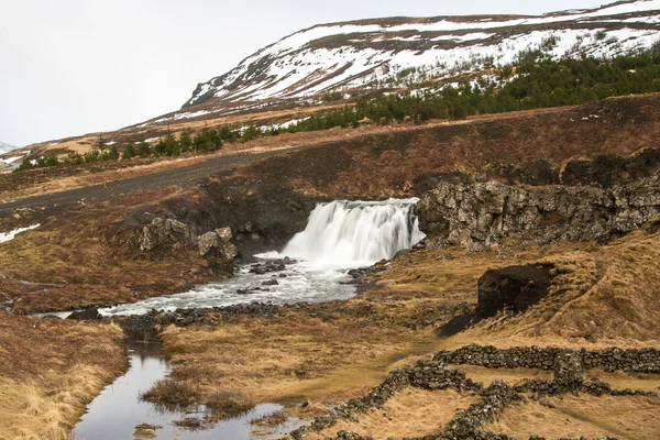 Langzeitbelichtung eines Wasserfalls in Island — Stockfoto