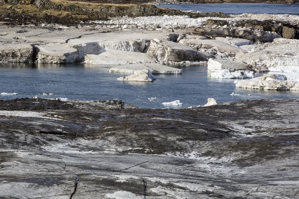 Glacial gelo flutuar fora em uma margem do rio, Islândia — Fotografia de Stock