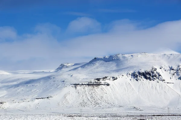 Snötäckta bergslandskap, Island — Stockfoto