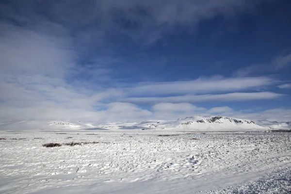 Paysage montagneux enneigé, Islande — Photo