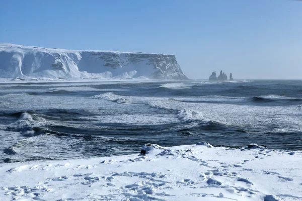 Weitwinkelobjektive Aufnahme der drei Zinnen von vik, Island in winz — Stockfoto