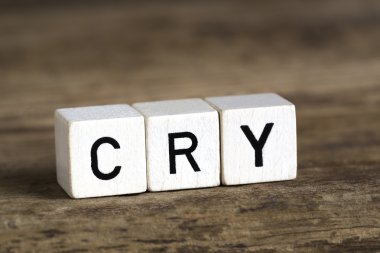 Küpleri içinde yazılı kelime cry
