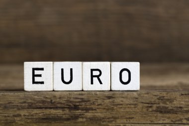 Küpleri içinde yazılı kelime euro