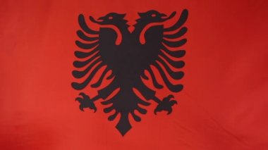 Rüzgar, ağır çekim Arnavutluk bayrağı