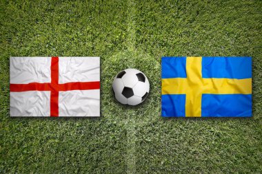 İngiltere vs İsveç futbol sahası üzerinde bayraklar