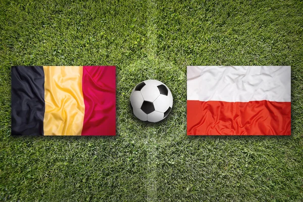ポーランド対ベルギー サッカー フィールドにフラグを設定します。 — ストック写真