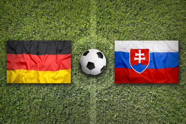 スロバキア対ドイツ サッカー フィールドにフラグを設定します。 — ストック写真
