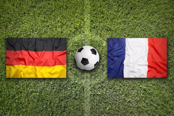 Fransa vs Almanya futbol sahası üzerinde bayraklar