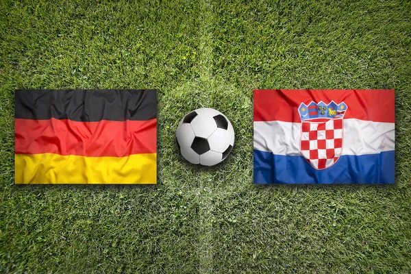 Флаги Германии и Хорватии на футбольном поле — стоковое фото