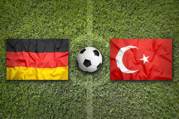 サッカーのフィールドでのドイツ対トルコのフラグ — ストック写真